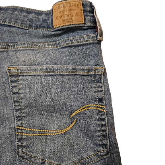 Signature by Levi Strauss Gold Mid-Rise Skinny Shorts - Picture 4 of 7